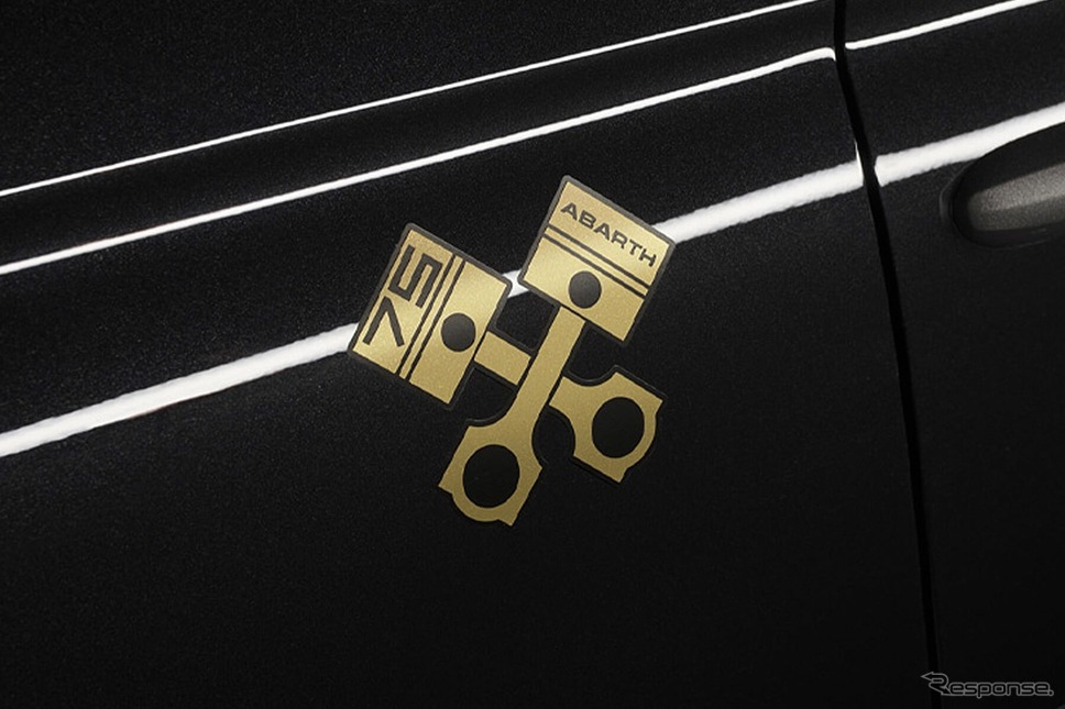 アバルト 695 75° Anniversario《写真提供 ステランティスジャパン》
