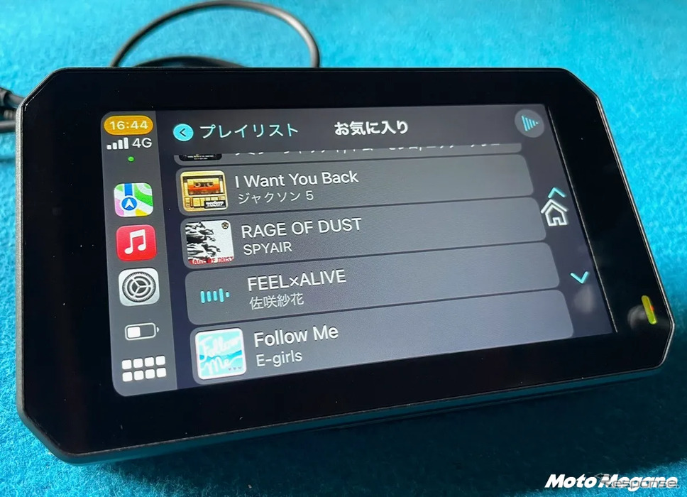 Bluetoothで音楽鑑賞や信号待ちでニュース閲覧も可能《画像提供 カスタムジャパン》