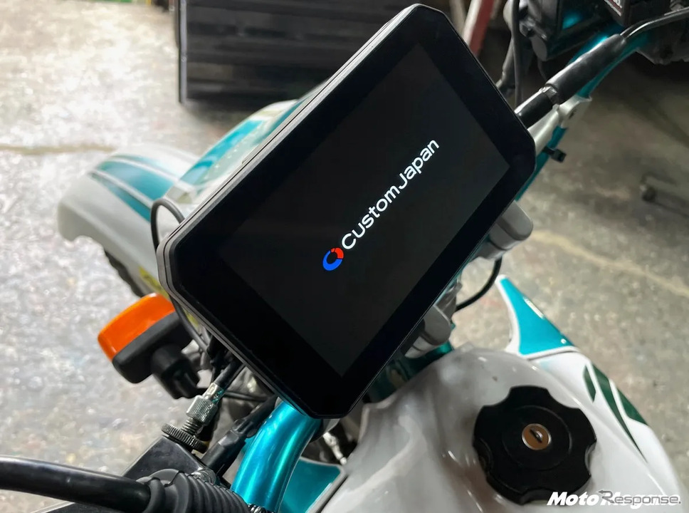 スマホ連携・前後ドラレコ・タイヤ空気圧の全部入り…2輪車用「スマートライドディスプレイ5インチ」発売《画像提供 カスタムジャパン》