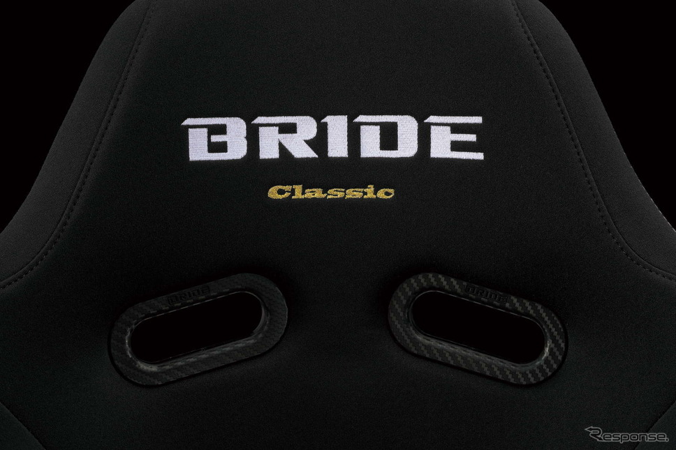ゴールドの刺繍と小径ベルトホール《画像提供 BRIDE》