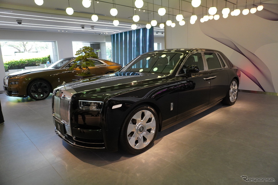 ショールーム内には5台の車が展示できる《写真撮影 山田清志》