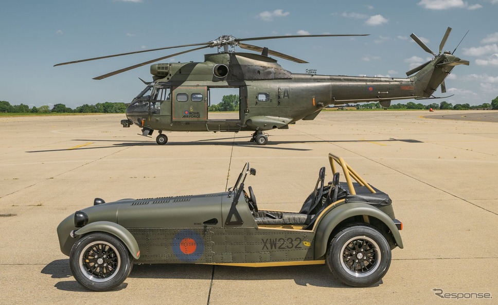 ケータハム・セブン360Rのカスタムモデルと英国空軍の「Puma HC2」ヘリコプター《photo by Caterham》