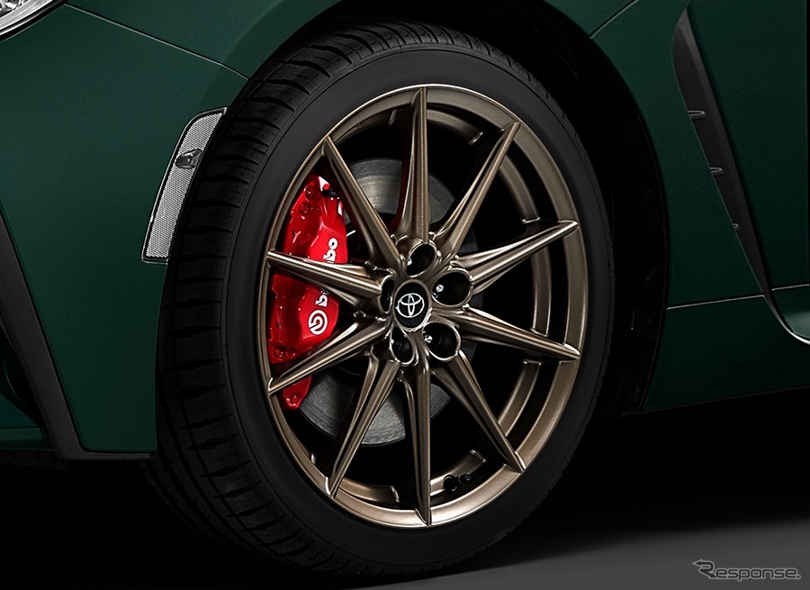 215/40R18タイヤ&18x7 1/2Jアルミホイール(ブロンズ塗装/センターオーナメント付)《写真提供 トヨタ自動車》
