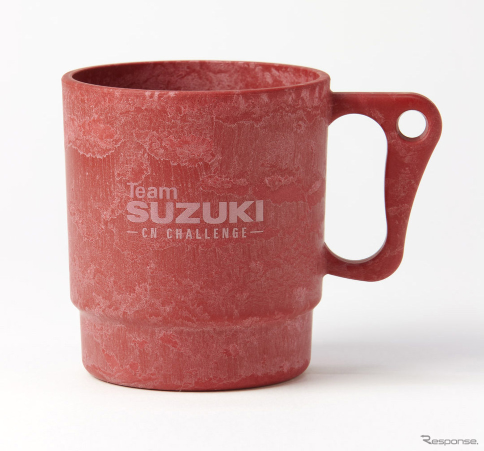 「チームスズキCNチャレンジ」セルロースマグカップ《写真提供 スズキ》