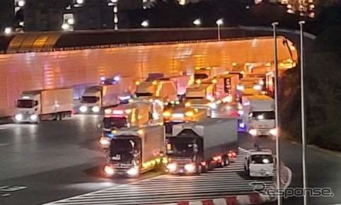 東京本線料金所前の滞留状況《写真提供 NEXCO東日本 / NEXCO中日本 / NEXCO西日本》