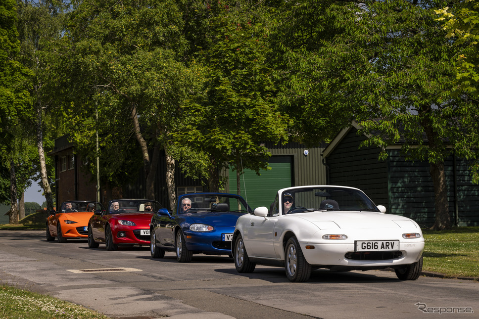 歴代マツダ『ロードスター』が持続可能燃料で英国縦断達成《photo by Mazda》