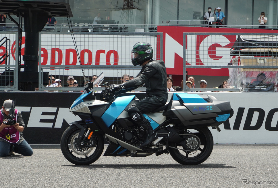 鈴鹿8耐でサプライズ走行をおこなったカワサキの「水素エンジンバイク」《写真撮影 宮崎壮人》