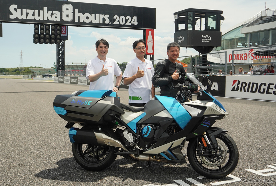 鈴鹿8耐でサプライズ走行をおこなったカワサキの「水素エンジンバイク」《写真撮影 宮崎壮人》