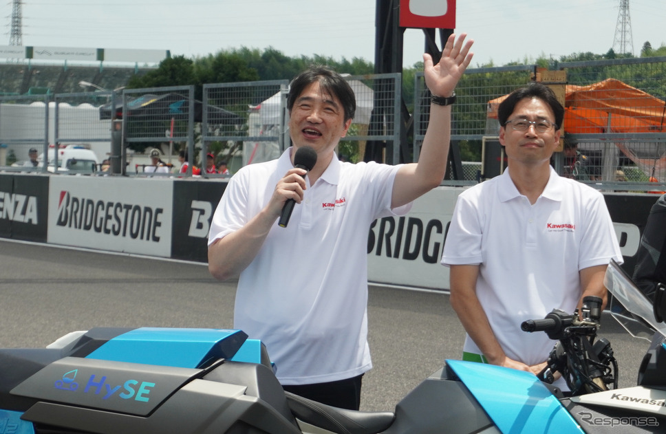 カワサキモータースの水素プロジェクト担当で川崎重工業の執行役員である松田義基氏(左)《写真撮影 宮崎壮人》