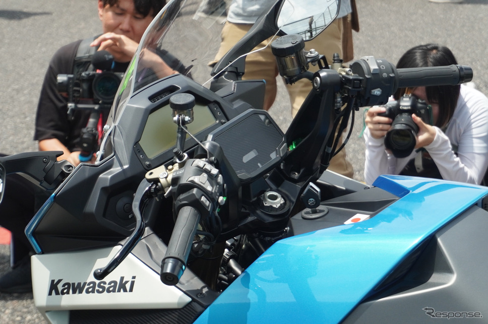 鈴鹿8耐でサプライズ走行をおこなったカワサキの「水素エンジンバイク」《写真撮影 宮崎壮人》