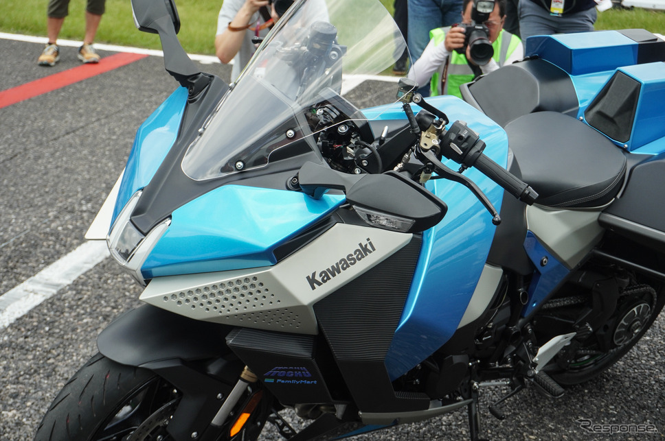 鈴鹿8耐でサプライズ走行をおこなったカワサキの「水素エンジンバイク」《写真撮影 宮崎壮人》