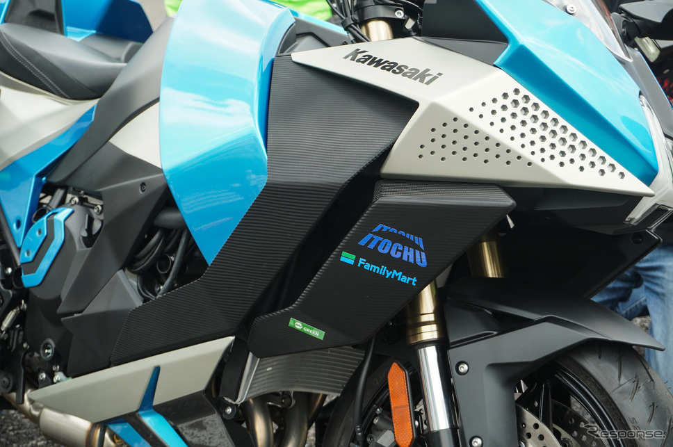 鈴鹿8耐でサプライズ走行をおこなったカワサキの「水素エンジンバイク」《写真撮影 宮崎壮人》
