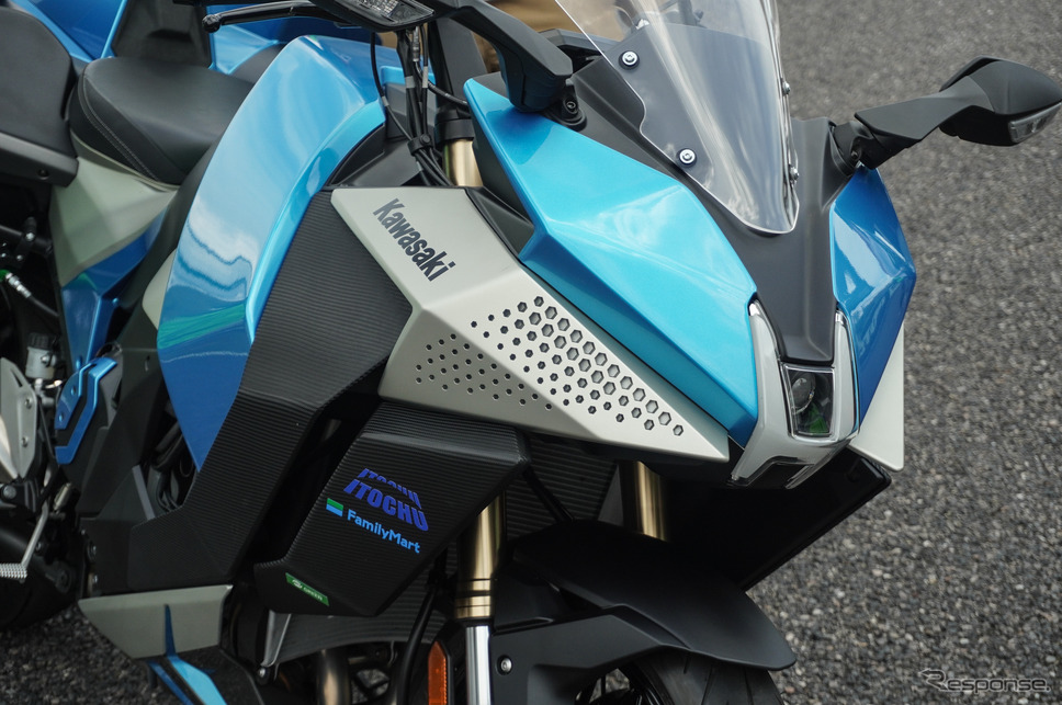 鈴鹿8耐でサプライズ走行をおこなったカワサキの「水素エンジンバイク」《写真撮影 宮崎壮人》