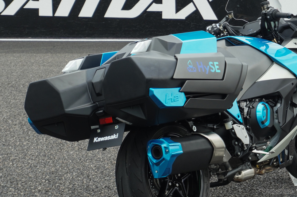 鈴鹿8耐でサプライズ走行をおこなったカワサキの「水素エンジンバイク」《写真撮影 宮崎壮人》