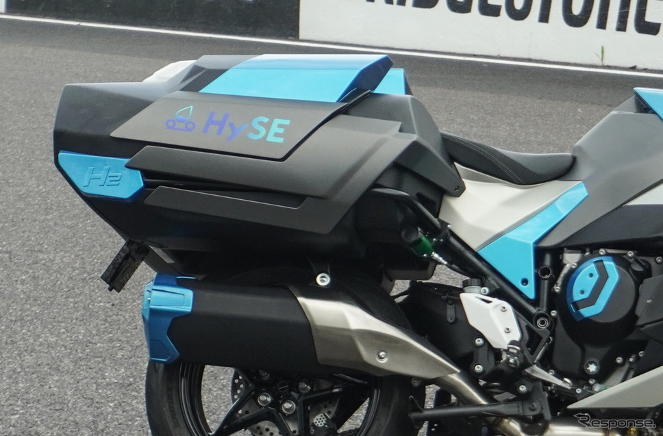 鈴鹿8耐でサプライズ走行をおこなったカワサキの「水素エンジンバイク」《写真撮影 宮崎壮人》
