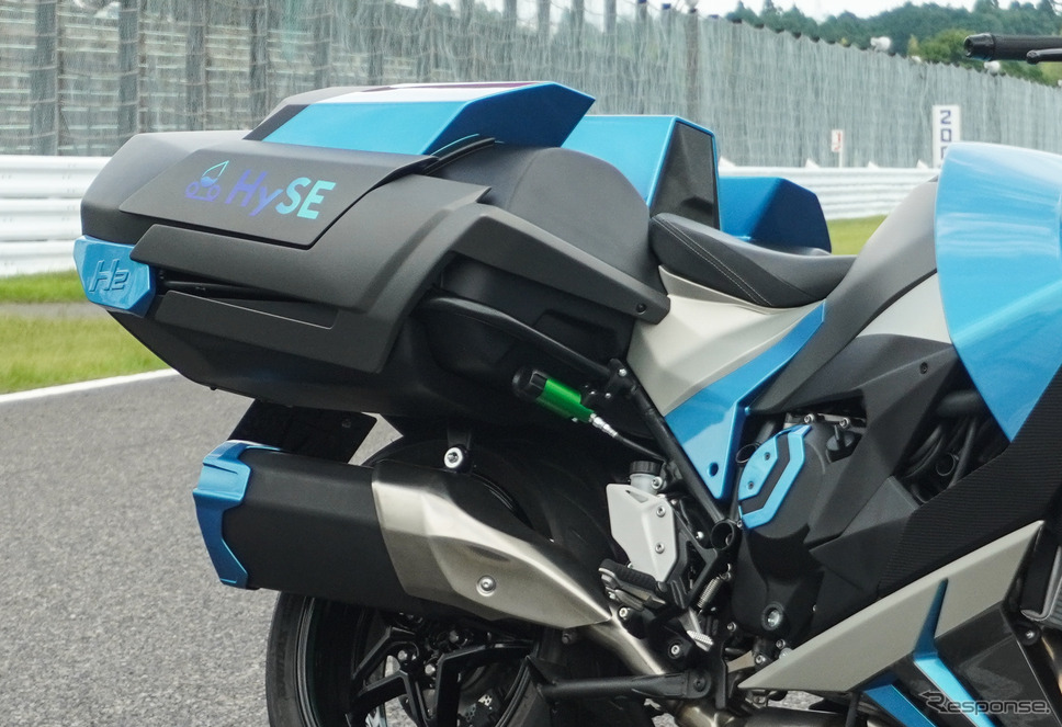 鈴鹿8耐でサプライズ走行をおこなったカワサキの「水素エンジンバイク」《写真撮影 宮崎壮人》