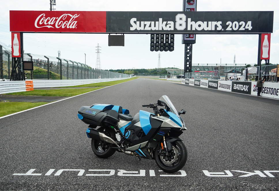 鈴鹿8耐でサプライズ走行をおこなったカワサキの「水素エンジンバイク」《写真撮影 宮崎壮人》