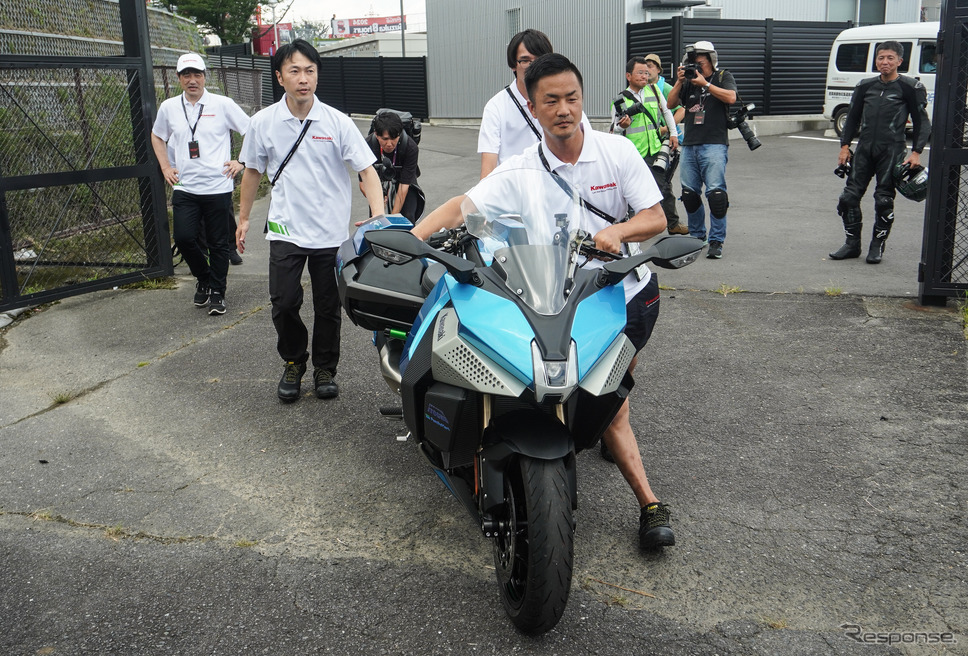 鈴鹿8耐でサプライズ走行をおこなったカワサキの「水素エンジンバイク」《写真撮影 宮崎壮人》