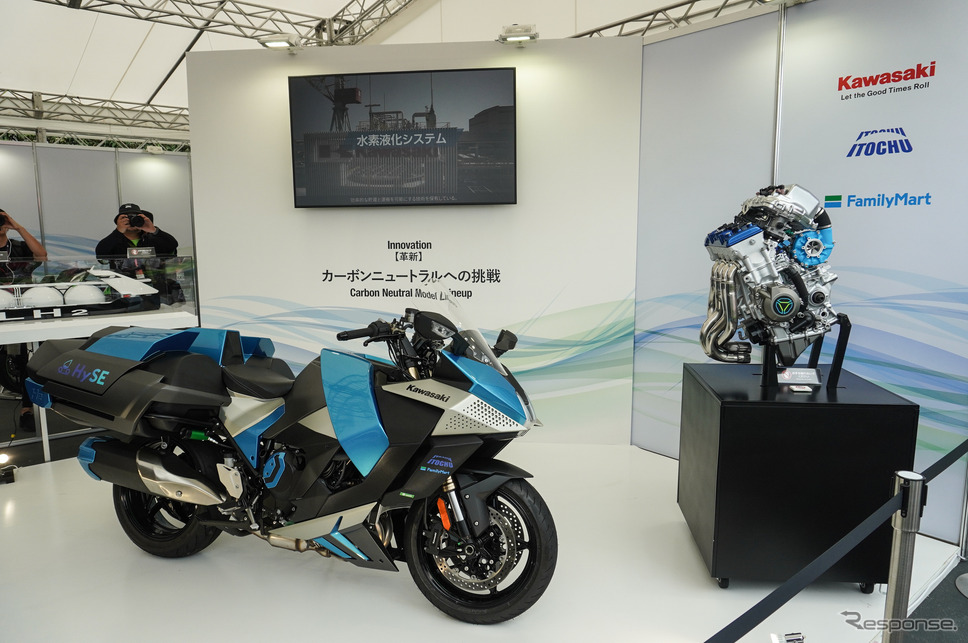 鈴鹿8耐カワサキブースに展示されている水素エンジンバイク《写真撮影 宮崎壮人》