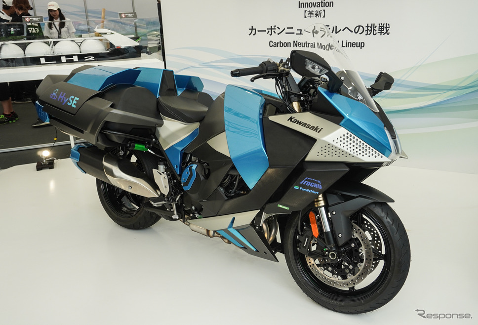 鈴鹿8耐カワサキブースに展示されている水素エンジンバイク《写真撮影 宮崎壮人》