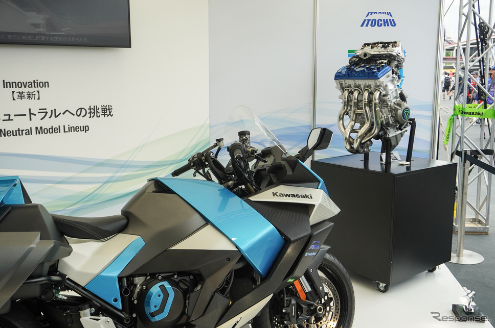 鈴鹿8耐カワサキブースに展示されている水素エンジンバイク《写真撮影 宮崎壮人》