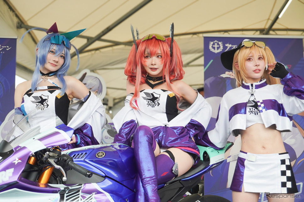 IRF with アズールレーンのレースクイーン。左から、尊みを感じて桜井さん、シスルさん、楪くれはさん(鈴鹿8耐2024)《写真撮影 宮崎壮人》