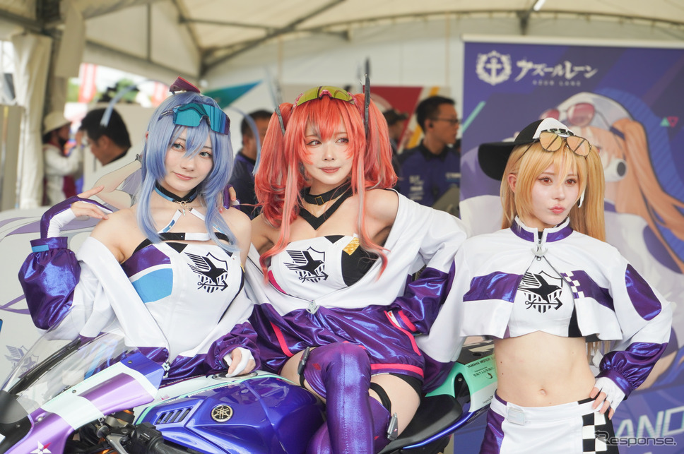 IRF with アズールレーンのレースクイーン。左から、尊みを感じて桜井さん、シスルさん、楪くれはさん(鈴鹿8耐2024)《写真撮影 宮崎壮人》