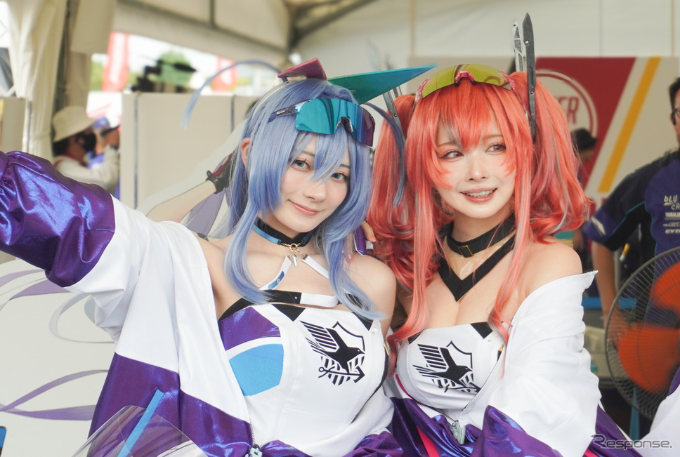 尊みを感じて桜井さん(左)とシスルさん(鈴鹿8耐2024)《写真撮影 宮崎壮人》