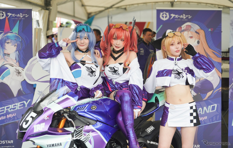 IRF with アズールレーンのレースクイーン。左から、尊みを感じて桜井さん、シスルさん、楪くれはさん(鈴鹿8耐2024)《写真撮影 宮崎壮人》