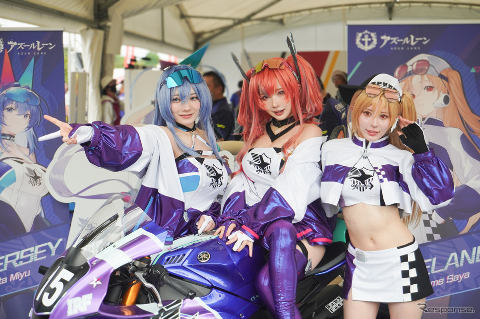 IRF with アズールレーンのレースクイーン。左から、尊みを感じて桜井さん、シスルさん、楪くれはさん(鈴鹿8耐2024)《写真撮影 宮崎壮人》