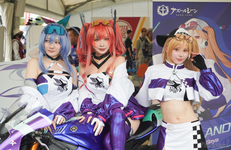 IRF with アズールレーンのレースクイーン。左から、尊みを感じて桜井さん、シスルさん、楪くれはさん(鈴鹿8耐2024)《写真撮影 宮崎壮人》