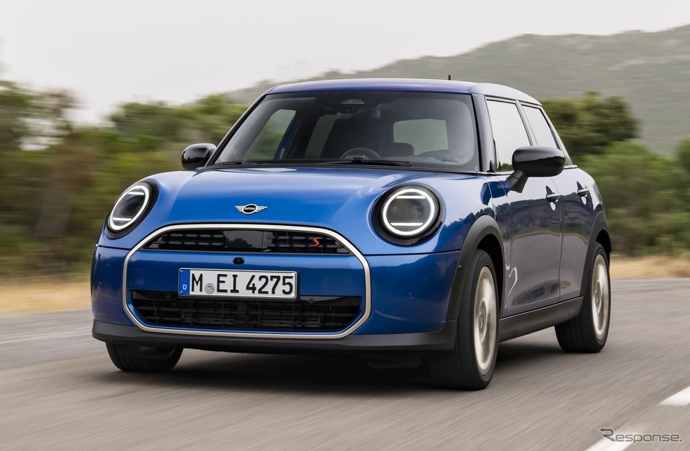 MINI 5ドアハッチバック 新型の「Favoured Trim」仕様《photo by MINI》