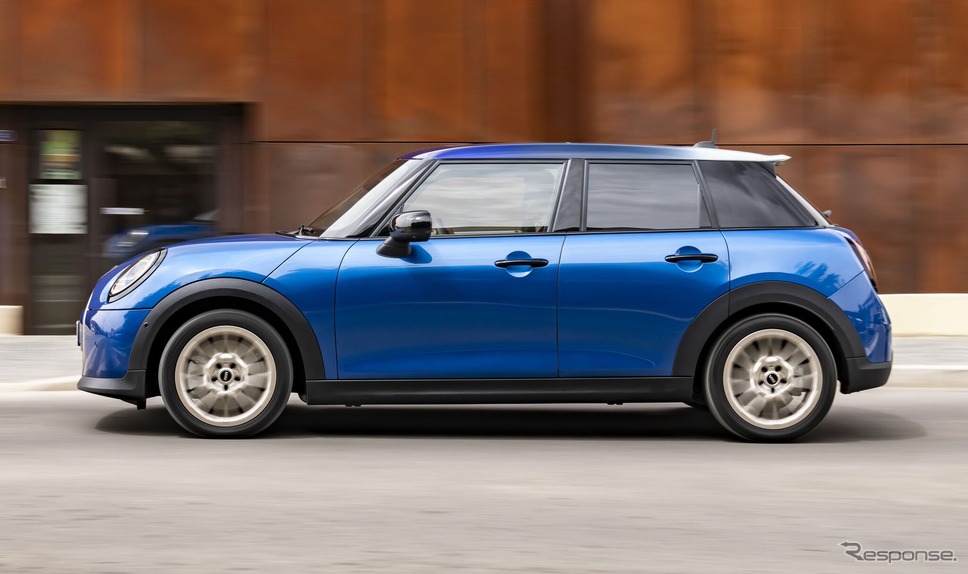 MINI 5ドアハッチバック 新型の「Favoured Trim」仕様《photo by MINI》