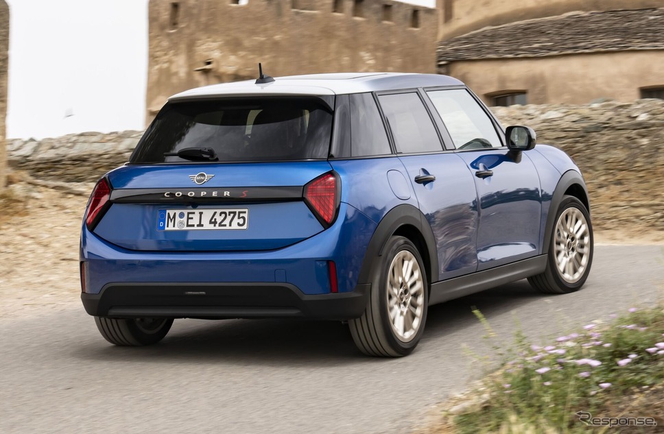 MINI 5ドアハッチバック 新型の「Favoured Trim」仕様《photo by MINI》
