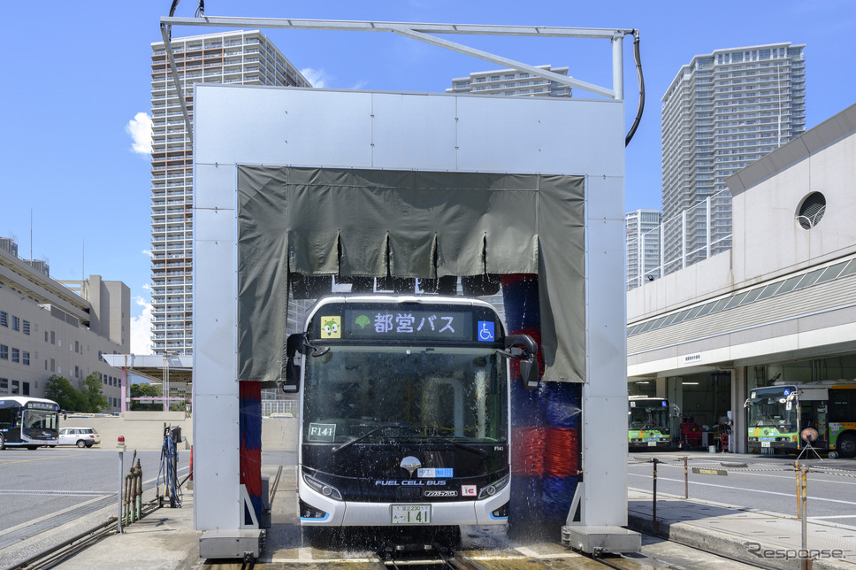 都営バス自動車工場 洗車の様子《写真提供 はとバス》