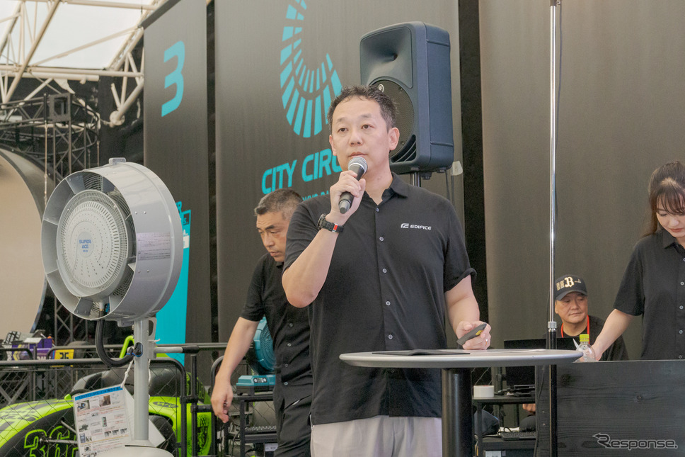 カシオ計算機 第一デザイン部グローバルデザイン室 リーダー 田代篤史氏がデザインや機能について説明した。《写真撮影 関口敬文》