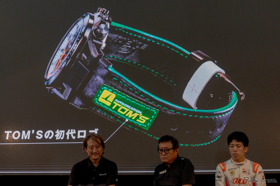 ベルトには初代ロゴがあしらわれている。ホワイトの文字部分はフォントが小さいため、刺繍に苦労したとのこと。《写真撮影 関口敬文》