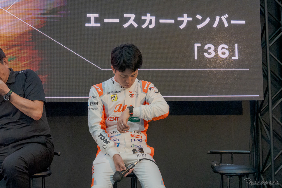 坪井選手は、36の番号がうっすらと入っていることを知らなかったようで、説明中に食い入るようにEDIFICEを見つめていた。《写真撮影 関口敬文》