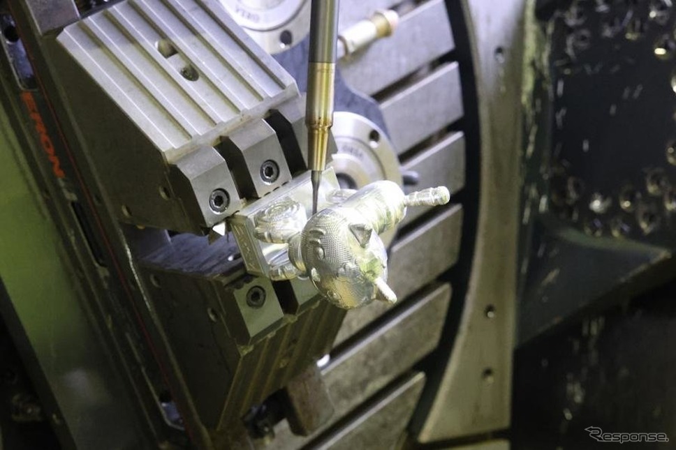 ボールペンくらいの太さ(0.6mm)の工具で切削《写真提供 ヤマハ発動機》