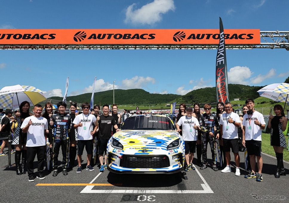 ルーキーレーシングのメンバー。車両右はドライバーとして参戦するモリゾウこと豊田章男トヨタ会長《写真提供 トヨタ自動車》