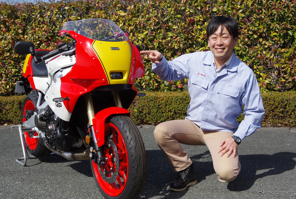 プロジェクトリーダー?の橋本 直親さん。こだわりのポイントはやはりこのカウルだ。《写真撮影 宮崎壮人》