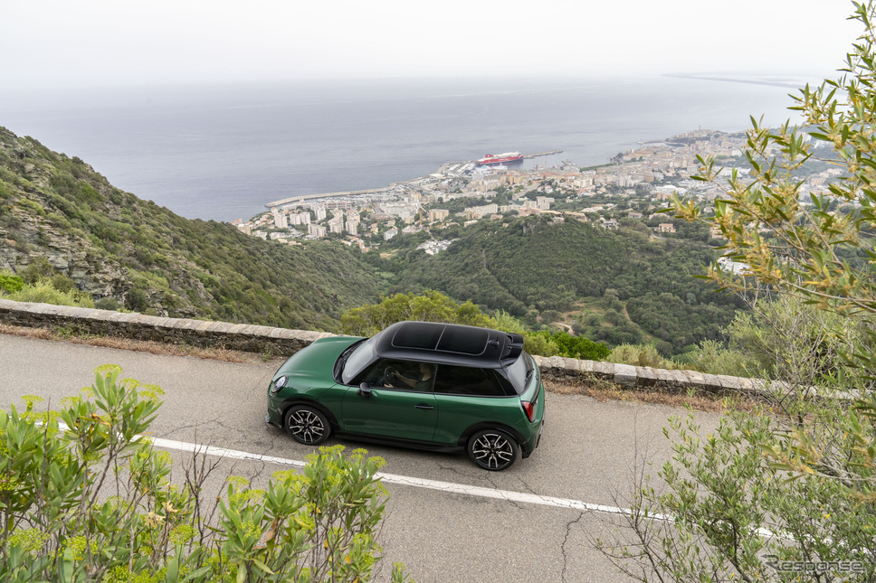 MINIハッチバック新型の『クーパーS』の「JCW」仕様《photo by MINI》