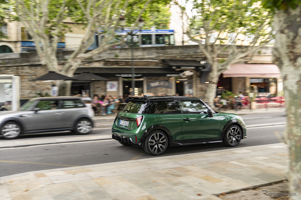 MINIハッチバック新型の『クーパーS』の「JCW」仕様《photo by MINI》