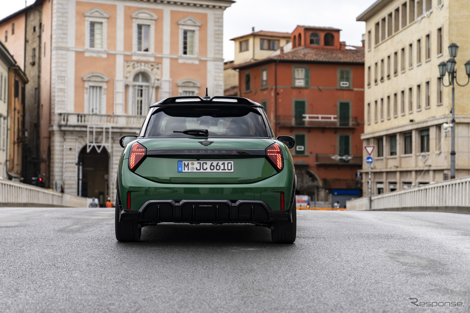 MINIハッチバック新型の『クーパーS』の「JCW」仕様《photo by MINI》