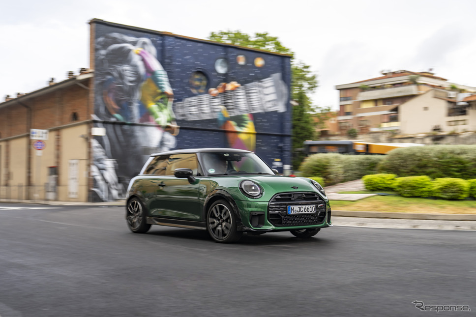 MINIハッチバック新型の『クーパーS』の「JCW」仕様《photo by MINI》