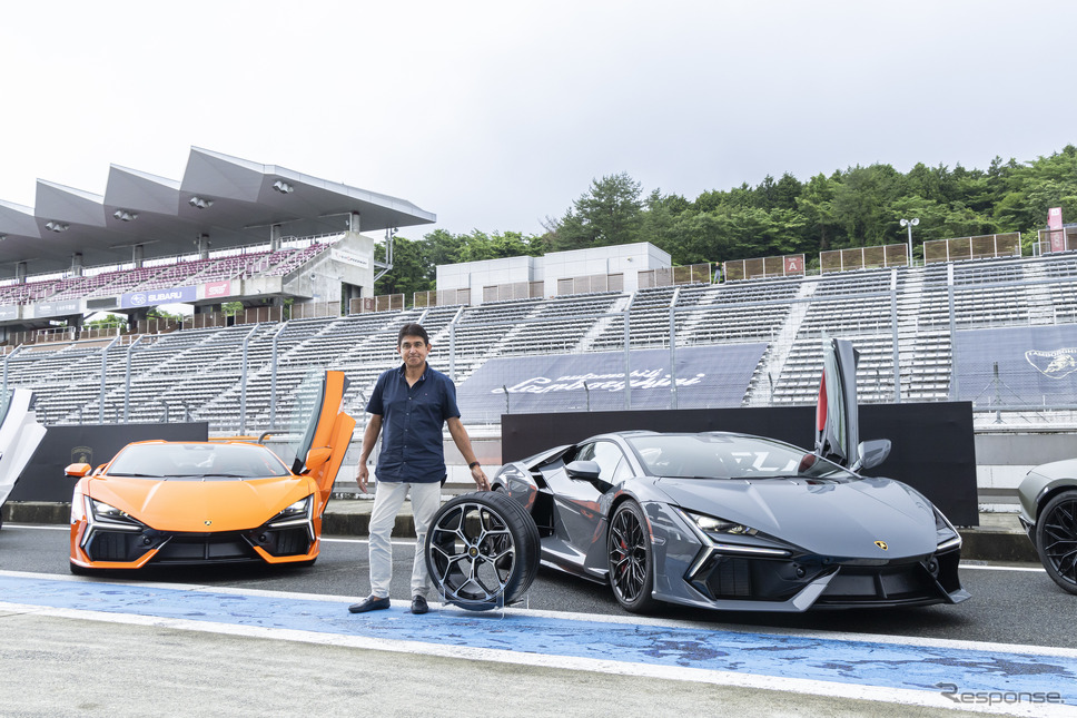 ブリヂストン「POTENZA SPORT」を装着したランボルギーニ『レヴエルト』と鈴木亜久里氏《写真提供 ブリヂストン》