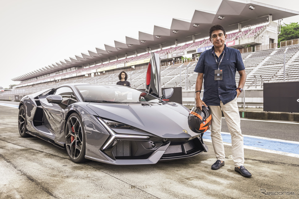 ブリヂストン「POTENZA SPORT」を装着したランボルギーニ『レヴエルト』と鈴木亜久里氏《写真提供 ブリヂストン》