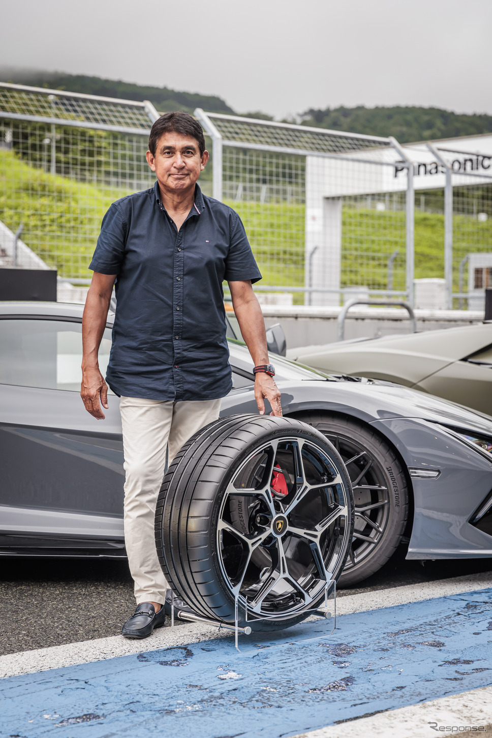 ブリヂストン「POTENZA SPORT」を装着したランボルギーニ『レヴエルト』と鈴木亜久里氏《写真提供 ブリヂストン》