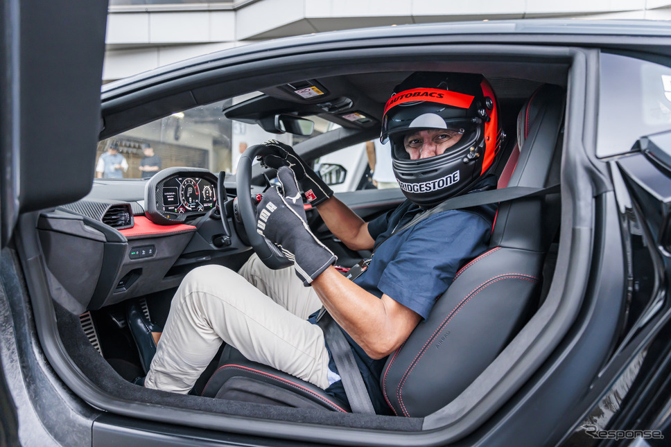 ブリヂストン「POTENZA SPORT」を装着したレヴエルトに試乗する鈴木亜久里氏《写真提供 ブリヂストン》