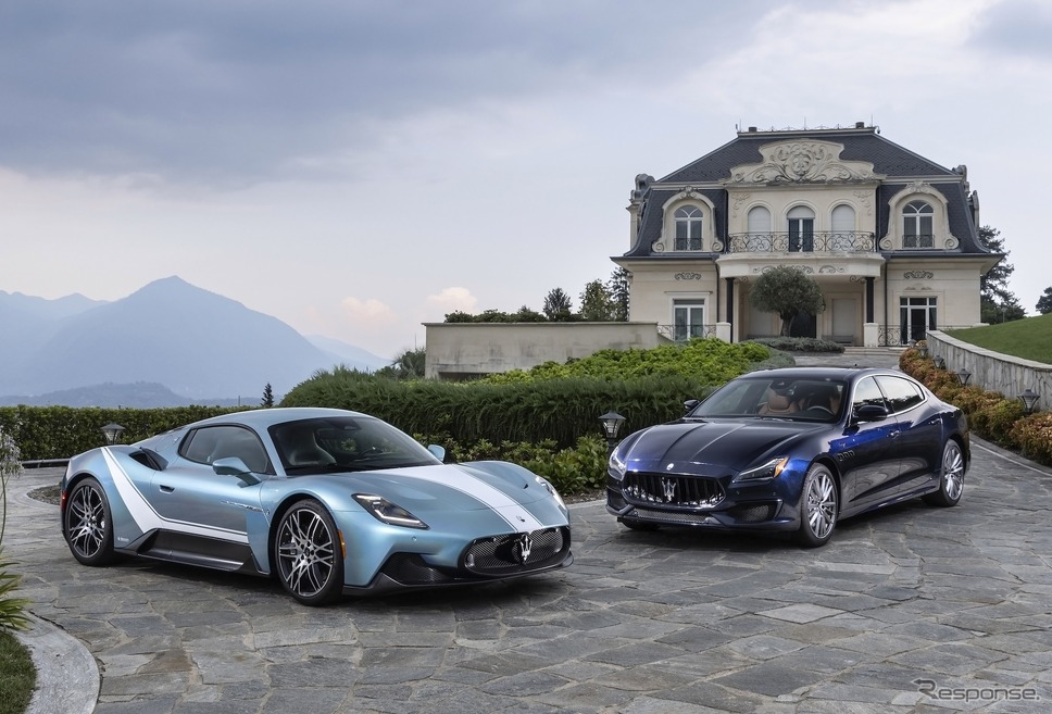 マセラティ MC20アイリス（左）とクアトロポルテ グランドフィナーレ（右）《photo by Maserati》